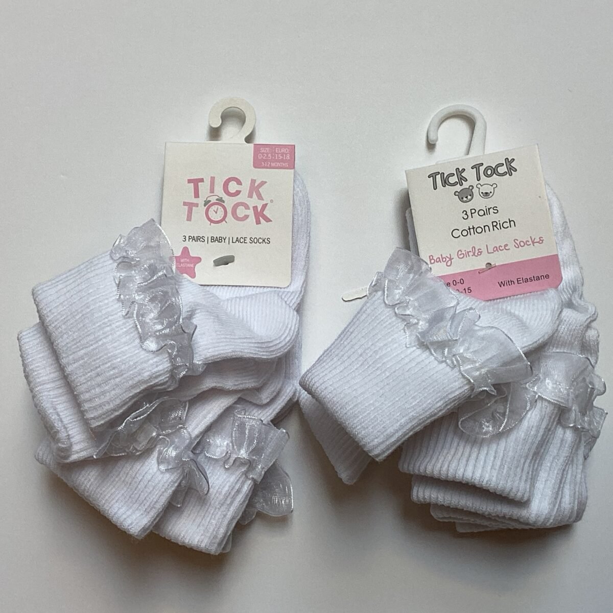 Wrap your little one's feet in softness with our baby white ankle lace socks 3pk. Featuring an adorable lace design, this convenient pack of 3 is a must-have for your baby's wardrobe.