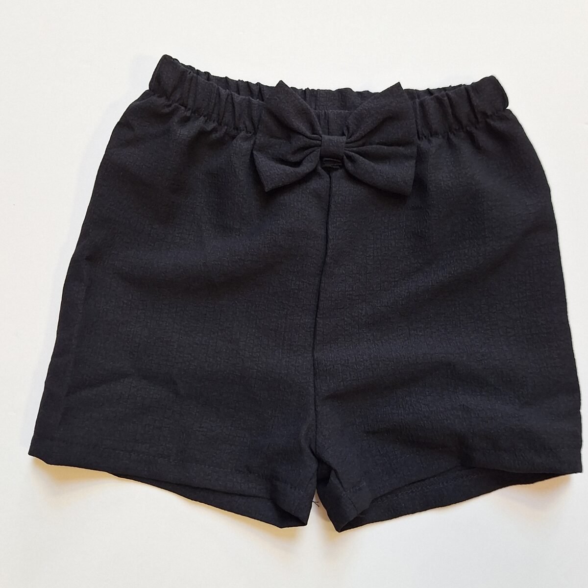 Elevate your summer style with these black ribbed shorts with bow. A must-have for a trendy and playful look!