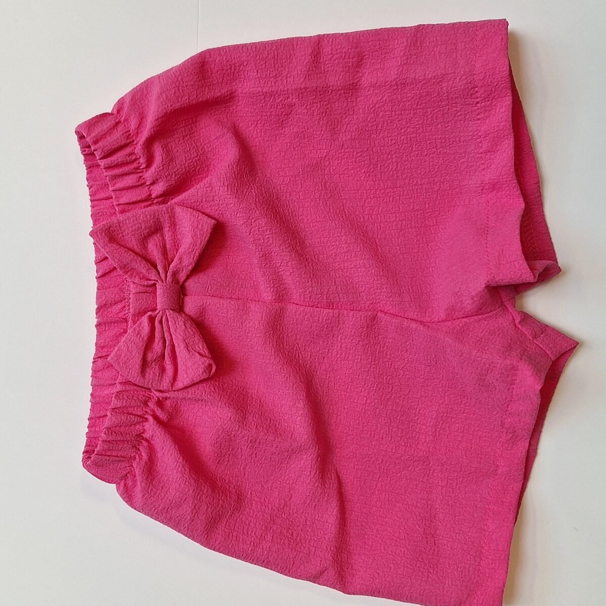 Elevate your summer style with these pink ribbed shorts with bow. A must-have for a trendy and playful look!