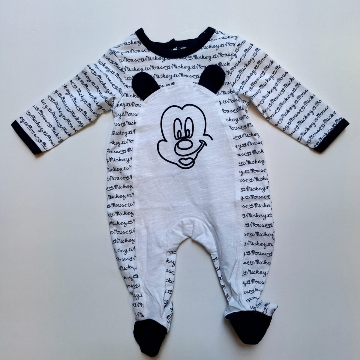 Snuggle up in style with this adorable Mickey Mouse Sleep Suit. Perfect for Disney fans, this comfortable sleepwear will make bedtime a magical experience for both kids and adults alike. Add a touch of fun to your nights with the Sleep Suit Mickey Mouse - get yours now!