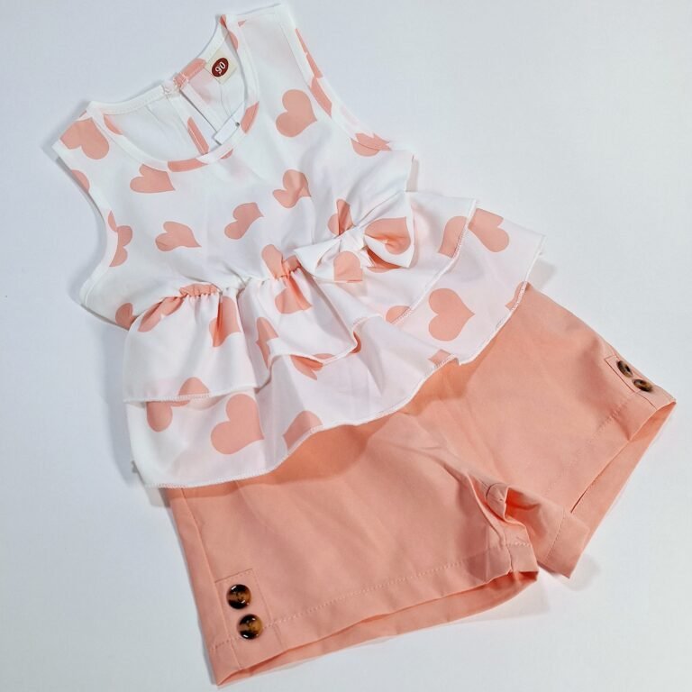 Soft and comfortable baby 2-piece short set with heart design.